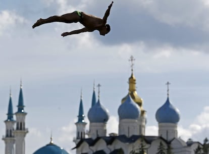 El saltador mexicano Jonathan Paredes Bernal durante la competicin de saltos de gran altura de los Mundiales de natacin que se celebran en Kazn, Rusia.