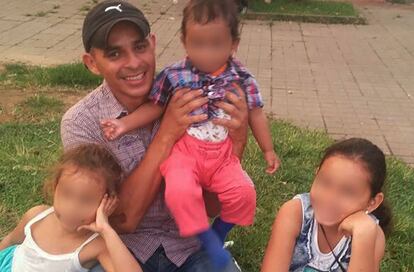 El soldado Jaime Perdomo con sus tres hijos