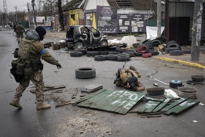Militares ucranios revisan las calles en busca de trampas explosivas en Bucha, al noroeste de Kiev. Los soldados rusos han sembrado minas durante su retirada a Bielorrusia.
