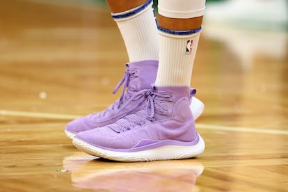 Las zapatillas de Steph Curry, de los Golden State Warriors, durante el calentamiento para el juego 6 de la serie final de la NBA, este 16 de junio de 2022.