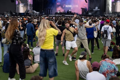 Asistentes siguen el concierto de Royel Otis, el 1 de junio.

