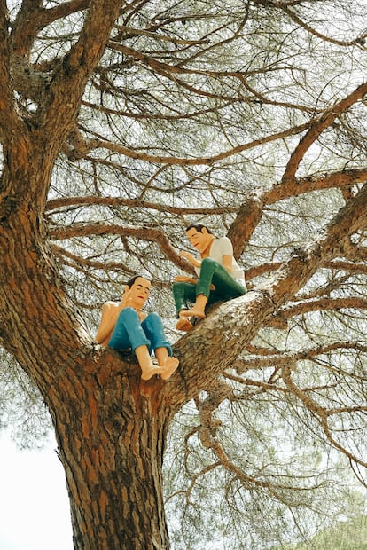 Secuencia ridícula (2002) es la instalación sonoro-escultórica de los hermanos MP & MP Rosado sobre uno de los árboles de la fundación.