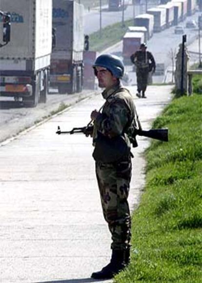 Vehículos militares turcos cruzando la frontera con Irak, ayer.