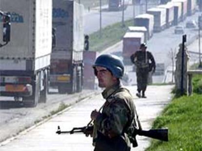 Vehículos militares turcos cruzando la frontera con Irak, ayer.