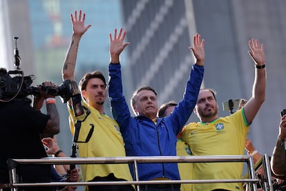 El expresidente Bolsonaro, flanqueado por sus hijos Carlos (derecha) y Jair, ambos concejales, en el mitin de este domingo en São Paulo.