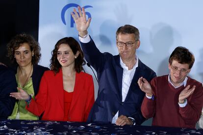 La presidenta de la Comunidad de Madrid y candidata a la reelección por el PP, Isabel Díaz Ayuso, el presidente del partido, Alberto Núñez Feijóo, y el alcalde y candidato a la reelección José Luis Martínez-Almeida, celebran los resultados en el balcón de la sede del PP. 