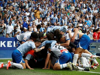 Los jugadores del Espanyol celebran un gol de Javi Puado.