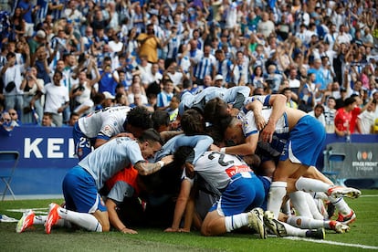 Los jugadores del Espanyol celebran un gol de Javi Puado.