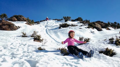 Son perfectas para proteger a los más pequeños del frío en la nieve. GETTY IMAGES.