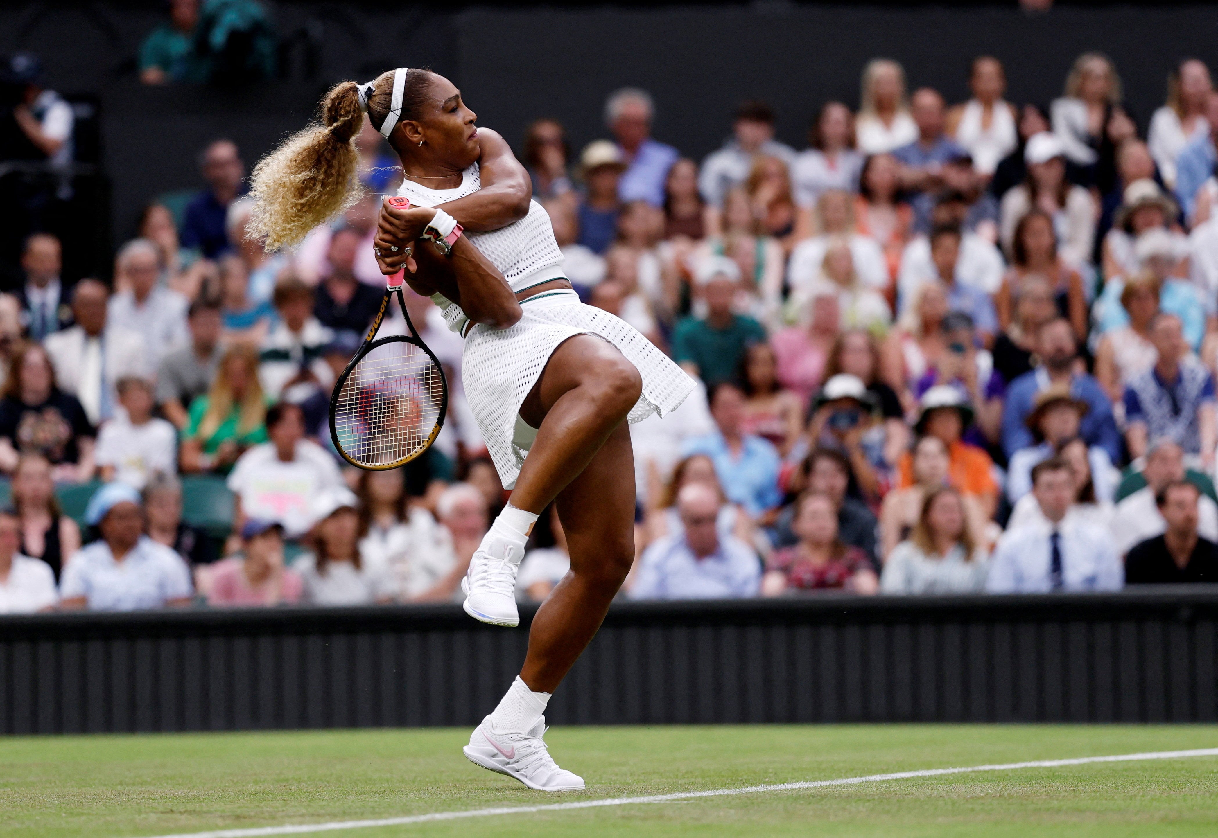 Serena Williams cae, pero de pie. Ella siempre de pie