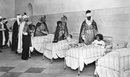 Visita de los Reyes Magos a los niños en 1926 en el Hospital de las Cinco Llagas, actual sede del Parlamento andaluz.