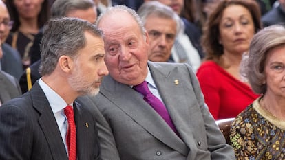 El rey Felipe VI, el rey Juan Carlos I y la reina doña Sofía en los Premios Nacionales del Deporte en el Palacio del Pardo (Madrid), el 10 de enero de 2019.