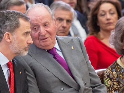 El rey Felipe VI, el rey Juan Carlos I y la reina doña Sofía en los Premios Nacionales del Deporte en el Palacio del Pardo (Madrid), el 10 de enero de 2019.