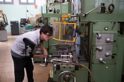 Un estudiante de Formación Profesional en el colegio de los Salesianos de Atocha (Madrid) en 2022.