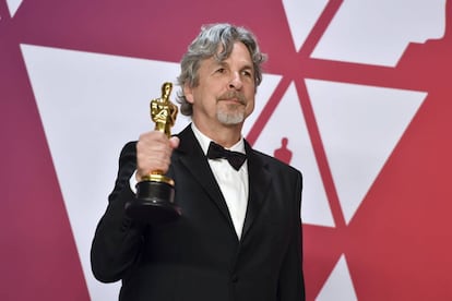 Peter Farrelly posa con el premio a mejor película.