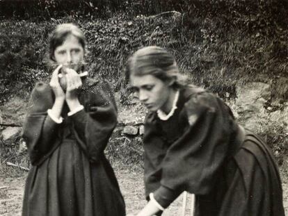 La escritora Virginia Woolf jugando al cricket a la edad de 12 años.