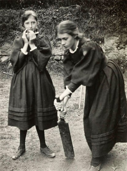 La escritora Virginia Woolf jugando al cricket a la edad de 12 años.