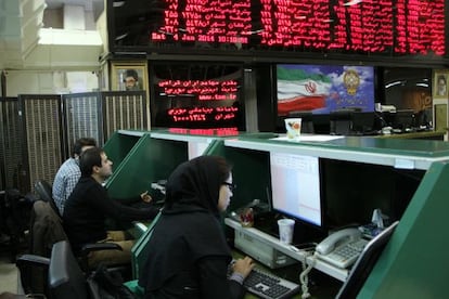 Treballadors a la Borsa de Teheran.