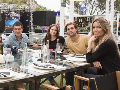 De izquierda a derecha, Nicole Kimpel, Antonio Banderas, Stella del Carmen junto a su acompañante y Bárbara Kimpel, este fin de semana en Marbella.