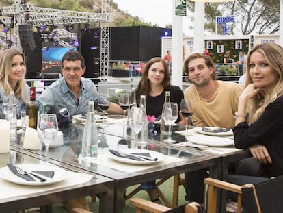 De izquierda a derecha, Nicole Kimpel, Antonio Banderas, Stella del Carmen junto a su acompañante y Bárbara Kimpel, este fin de semana en Marbella.