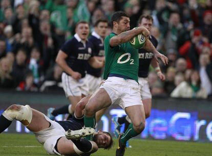 Rob Kearney, de Irlanda, intercepta el balón durante el partido ante Escocia.  