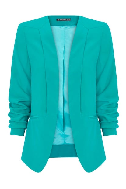 Chaqueta de smoking en azul turquesa, de Blanco (19,99 euros)