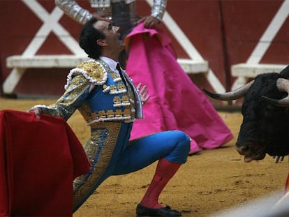 El Cid hace un desplante al tercer toro, <i>Pitillero.</i>