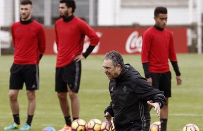Arenga de Joaquín Caparrós, que vuelve a la Liga, en un entrenamiento de Osasuna.