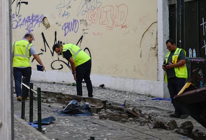 Técnicos inspeccionan el lugar del accidente, este jueves en Lisboa.