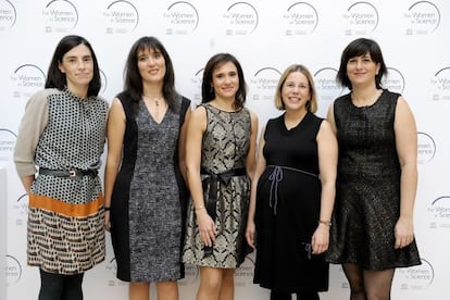 Las cinco receptoras espa&ntilde;olas de las ayudas de investigaci&oacute;n del Programa L&#039;Or&eacute;al Unesco For Women in Science, tras recibir las becas en un acto celebrado en Madrid.
 