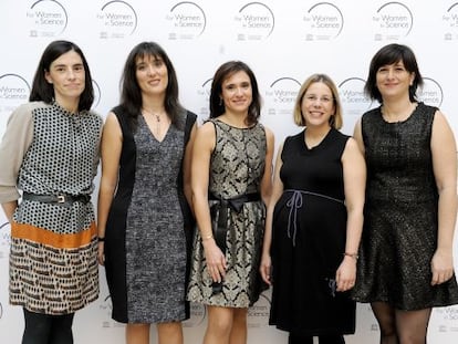 Las cinco receptoras espa&ntilde;olas de las ayudas de investigaci&oacute;n del Programa L&#039;Or&eacute;al Unesco For Women in Science, tras recibir las becas en un acto celebrado en Madrid.
 