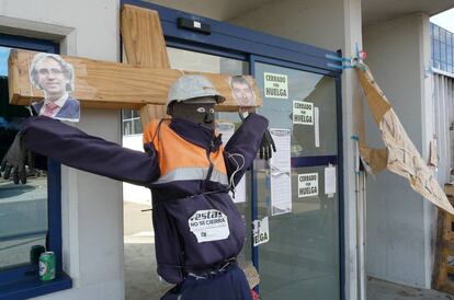 Protesta de los trabajadores de Vestas frente a la entrada de la planta de León.