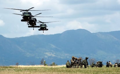 Soldados participan en ejercicios militares en la base de Tolemaida, Colombia.