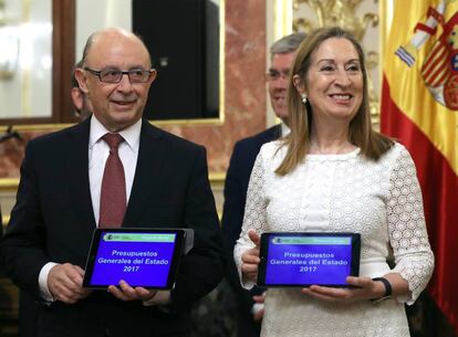 El ministro de Hacienda, Cristóbal Montoro, le entrega los Presupuestos a Ana Pastor