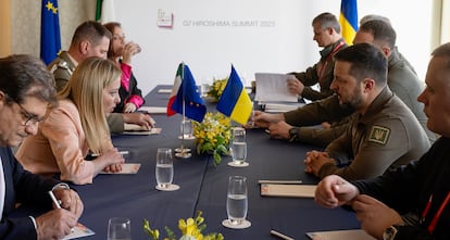 La primera ministra italiana, Giorgia Meloni (izquierda), frente al presidente ucranio, Volodímir Zelenski, durante el encuentro que han mantenido en paralelo a la cumbre del G-7 celebrada en Hiroshima. 