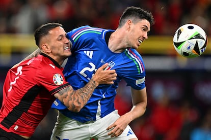 Rey Manaj y el italiano Alessandro Bastoni, durante el partido.