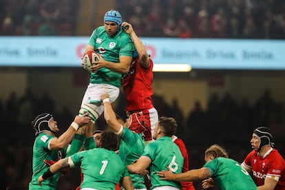 Tadhg Furlong atrapa un balón durante el partido del Seis Naciones entre Irlanda y Gales, en Cardiff este sábado.