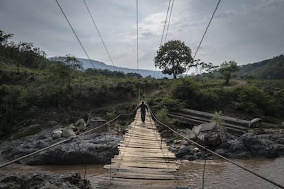 En la comunidad Barranca de Guadalupe los habitantes tienen que transitar diariamente por un puente colgante construido por ellos mismos para ir a trabajar, después de que el río desbordado destruyera el puente de concreto que realizó hace ocho años el Gobierno de ese entonces. Ahora quieren destinar recursos para la construcción de un paso más seguro.