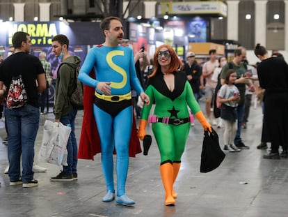 Una pareja disfrazada pasea por el Salón del Cómic en la última jornada.