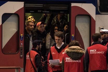 Trabalhadores da SNCF falam com passageiros em um trem parado na estação de Gare de Lyon, em Paris.