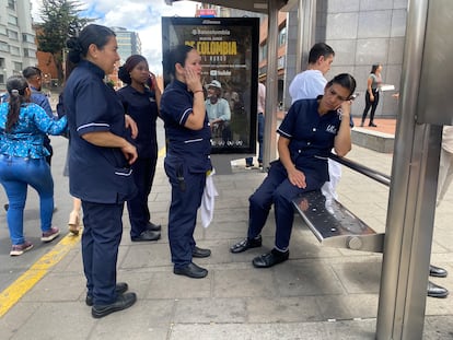 Personas esperan afuera de un edificio, luego de ser evacuadas.