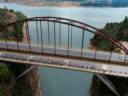 El pelotón durante la sexta etapa del Tour de Colombia, en Zipaquirá, en 2020.