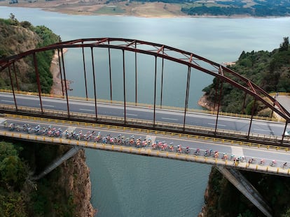 El pelotón durante la sexta etapa del Tour de Colombia, en Zipaquirá, en 2020.