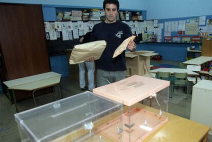 Un trabajador participa en el montaje de un colegio electoral en Bilbao durante  las elecciones municipales el 27 de mayo  de 2007.