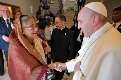 El papa Francisco estrecha la mano a la primera ministra de Bangladesh, Sheikh Hasina, durante un encuentro en la Nunciatura Apostólica en Dacca (Bangladés).