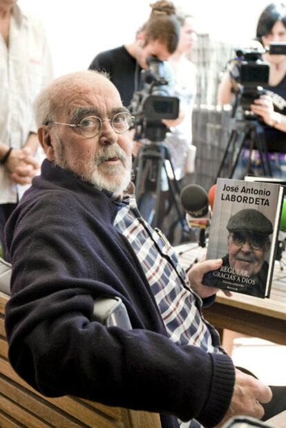 Juan Antonio Labordeta, con su último libro, hace unos meses