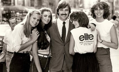 John Casablancas, fundador de la agencia Elite con la que creó el término de "supermodelo", en las calles de Nueva York en 1981.