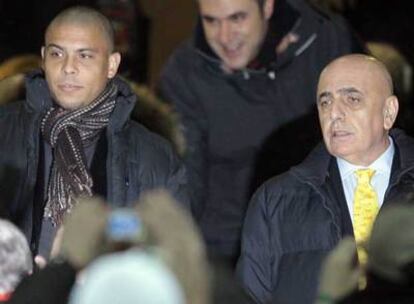 Ronaldo, en el palco de San Siro con el vicepresidente del Milan, Adriano Galliani, asiste anoche al partido de Copa contra el Roma.