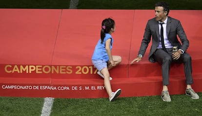 Luis Enrique, junto a su hija tras ganar la Copa del Rey en el Calderón.