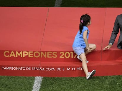 Luis Enrique, junto a su hija tras ganar la Copa del Rey en el Calder&oacute;n.